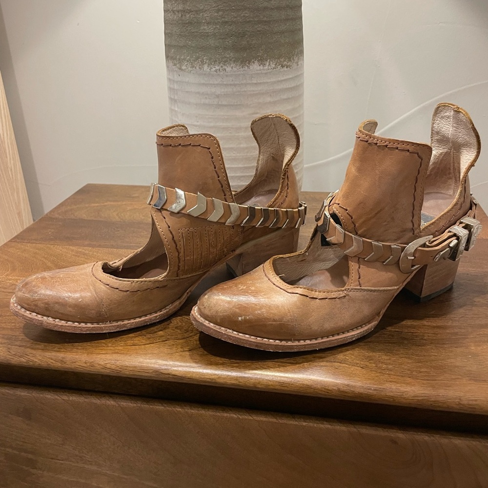 FFREEBIRD “blade” booties in taupe
